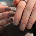 Short matte press-on nails in gradient coffee brown finish on fingers - Matte Mocha (JP3193)