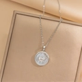 Zilveren walvis schelp ketting met diamanten op een luxe gouden sieradendoosje - Zilver
