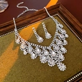 Makroaufnahme einer tropfenförmigen Strass-Halskette und Ohrringe in antikem Rahmen - Klares weißes Strass-Set / Silber (2-teiliges Set)