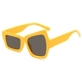 Lunettes de soleil géométriques jaunes irrégulières avec branches larges et verres foncés - Monture Jaune Verres Gris