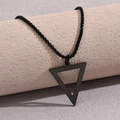 Collier homme pendentif triangle noir minimaliste avec chaîne box sur présentoir - Noir