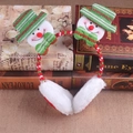 Detail van pluche kerstoorwarmers met sneeuwpopfiguren en een rood gestreepte hoofdband - Sneeuwpop