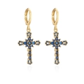 Dettaglio di orecchini a cerchio placcati oro 18K con croce di zirconi blu su sfondo bianco - Blu scuro