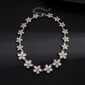 Détails macro du collier ras du cou vintage argenté avec pétales en cristal brillant - Alliage/Strass / Collier à fleurs liées (Couleur Argent)