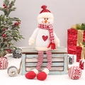 Dettaglio di un pupazzo di neve di Natale in maglia su una scatola di legno e decori festivi - Stile Pupazzo di Neve (YF20184B)