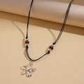 Détail du pendentif fleur argentée sur collier en cordon noir avec des perles - Pendentif Fleur Double Couche Argent