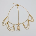 Dettaglio di un accessorio per capelli dorato multistrato con perle e pendente in strass - Oro