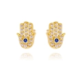 Detail van Hamsa hand oorknopje met goudlaag en blauwe boze oog steen inzetstuk - 18K Blauw en Witte Zirconia