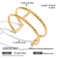 Detailansicht eines 18K vergoldeten, gehämmerten Doppelstrang-Armreifs mit Maßen - Gold Gehämmertes Doppelschichtiges Offenes Armband (JDB0307007)