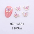 Makroaufnahme von 11x9mm Gold Schmetterling Nagelanhänger mit irisierenden lila Edelsteinen - Pink Lila Aurora Schmetterling Stil (A561)