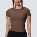 Détail du t-shirt de yoga marron moka cintré montrant le tissu respirant et les coutures - Café distillé