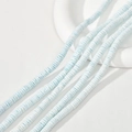 Makro-Detail von 6 mm weißen Muschelperlen in flacher Form für DIY-Schmuckherstellung - 6-6.5mm / Hellblau
