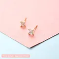Mini boucles d'oreilles dorées en forme de trèfle à quatre feuilles avec zircons brillants - Fleur à Quatre Pétales
