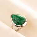 Dettaglio macro di anello regolabile in argento con una grande malachite a forma di pera - Base Argento Pietra Verde (J535-S-G)