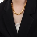 Collar de cadena gruesa de acero de titanio chapado en oro usado por una modelo - Collar de Oro-45cm
