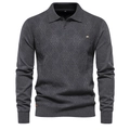 Détail du polo en maille gris foncé montrant la texture diamant et le logo en métal - S / Gris