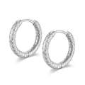 Macro-opname van zilveren titanium stalen oorringen met gestructureerd ruitpatroon - Roostertextuurstijl (Oorgesp-DC-1)
