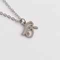 Collier en acier inoxydable poli avec pendentif œil d'Horus égyptien sur fond blanc pur - Argent