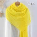 Sciarpa leggera in cotone e lino giallo brillante con pieghe e bordi sfrangiati su gruccia - Giallo Brillante (132)