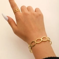 Elegante set di gioielli placcati in oro con anello e bracciale a catena indossati da donna - Set Bracciale e Anello Semplice con Cerchi Geometrici