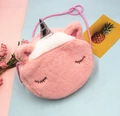 Détail du sac bandoulière licorne en peluche rose avec corne et broderie - Peluche Longue Rose (Unicorn-5)
