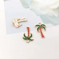 Tre ciondoli a forma di palma dorati in lega con dettagli in smalto verde e rosso - Albero di Cocco Spiaggia Verde 13x18mm