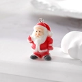 Nahaufnahme eines roten beflockten Weihnachtsmann-Anhängers mit weicher Textur - Weihnachtsmann