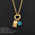 Elegante collar de acero inoxidable chapado en oro de 14K con letra C y gema azul - Letra C