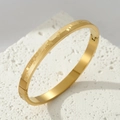 Bracciale rigido in oro con stelle incise e motivi a maglia diagonale in acciaio - Oro