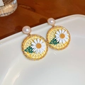 Boucles d'oreilles fleuries avec pétales blancs, tressage jaune et perles dorées - Boucles d'oreilles pendantes rondes en perles tissées marguerites