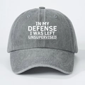 Dettaglio della scritta IN MY DEFENSE stampata su un cappellino da baseball grigio lavato - Grigio