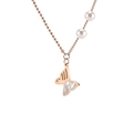 Collana con farfalla in oro rosa con design traforato e perle bianche per donne - Oro rosa