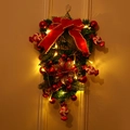 Detailansicht eines festlichen Weihnachts-Türhängers mit warmen LED-Lichtern und roter Schleife - Roter Stil B Mit Lichterkette / Rote Schleife Stil B Mit Warmem Licht