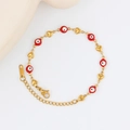 Detailansicht des Karabinerverschlusses und der Verlängerungskette am goldenen Herzarmband - 16+5cm / Rot