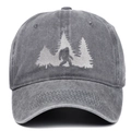 Berretto da baseball grigio scuro lavato con ricamo Bigfoot e foresta di pini - Grigio