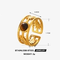 Goldener Edelstahlring in breiter Form mit braunem Stein und eingravierten Sternen - Tigerauge
