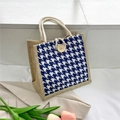Jute-Tragetasche mit blauem Hahnentrittmuster und Holzknopfverschluss auf weißem Grund - Houndstooth / Blau