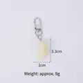 Realistische PVC knoflookteentje sleutelhanger in crème wit met metalen haak, lengte 3,3 cm - Knoflookteen - Kreeftsluiting
