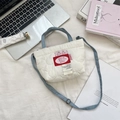Weiße gesteppte Mini-Handtasche mit blauen Denim-Trägern und Kirsch-Logo-Patch - Cremeweiß