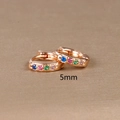 Detailansicht der 5mm 18K Gold-Huggie-Ohrringe mit bunten Zirkonia-Steinen besetzt - 5mm / Roségold