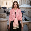 Scialle vintage rosa con motivo paisley dorato e frange eleganti indossato da modella - Rosa Oro Motivo Paisley