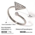 Detailansicht eines verstellbaren Edelstahlrings mit Zirkonia-Dreieck und runder Diamanteinlage - Verstellbar / Silberner Asymmetrischer Dreieck Rundbohrer Stil (JDR2405021-S) / Silber