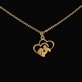 Goldene Herzkette mit Mutter-Kind-Silhouette auf schwarzem Hintergrund - Goldenes Herz Mutter Kind