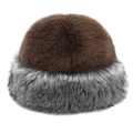 Dettaglio ravvicinato del cappello mongolo bicolore in folta ed ecopelliccia calda - M (56-58cm) / Cappello Mongolo Caffè