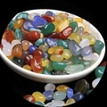 Surtido de piedras de cristal natural irregulares y gemas de cuarzo en un cuenco blanco - Ágata Multicolor / 7-9mm 100g