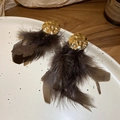 Primer plano de pendientes de metal martillado dorado con plumas marrones - Pendientes de Plumas Gris Marrón con Placa Dorada / Gris