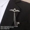 Détail d'une broche baroque argentée avec chaînes sur le revers d'un veston noir - Style Couronne Ailée Argent S (TL24032)