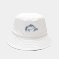 Dettaglio del ricamo a delfino blu su cappello a secchiello in tela bianca con cuciture - M (56-58cm) / Bianco