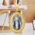 Détail d'un pendentif ovale Vierge Marie vintage avec filigrane doré et chaîne fine - Style 4 (p2658)