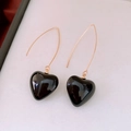 Primer plano de elegantes pendientes dorados con colgantes de corazón negro pulido - Gancho de oreja-Negro-Corazón